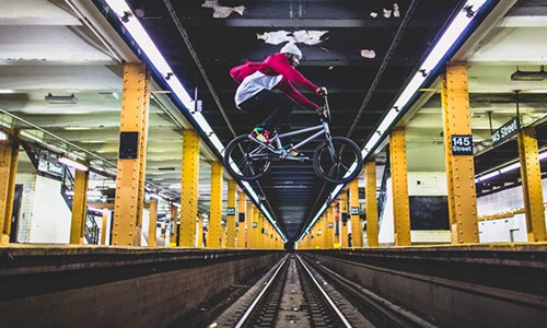 Nigel Sylvester 出演 Casio G-Shock 第二代蓝牙技术宣传